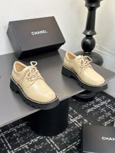 Embroidered shoes - Image 2