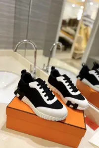 H trainers several colours available