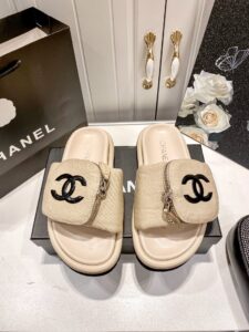black or cream pocket slides - Image 4