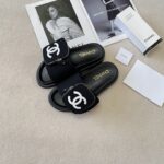 black or cream pocket slides - Image 2