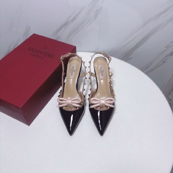 nude or black V bow