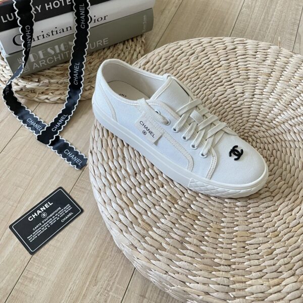 cc white pumps - Image 2