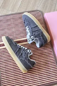 3 colour options Miu